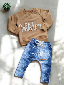 Dres dla chłopca BLUZA Z IMIENIEM KARMEL JEANS SPODNIE BAGGY Z OZDOBNĄ KIESZONKĄ 
